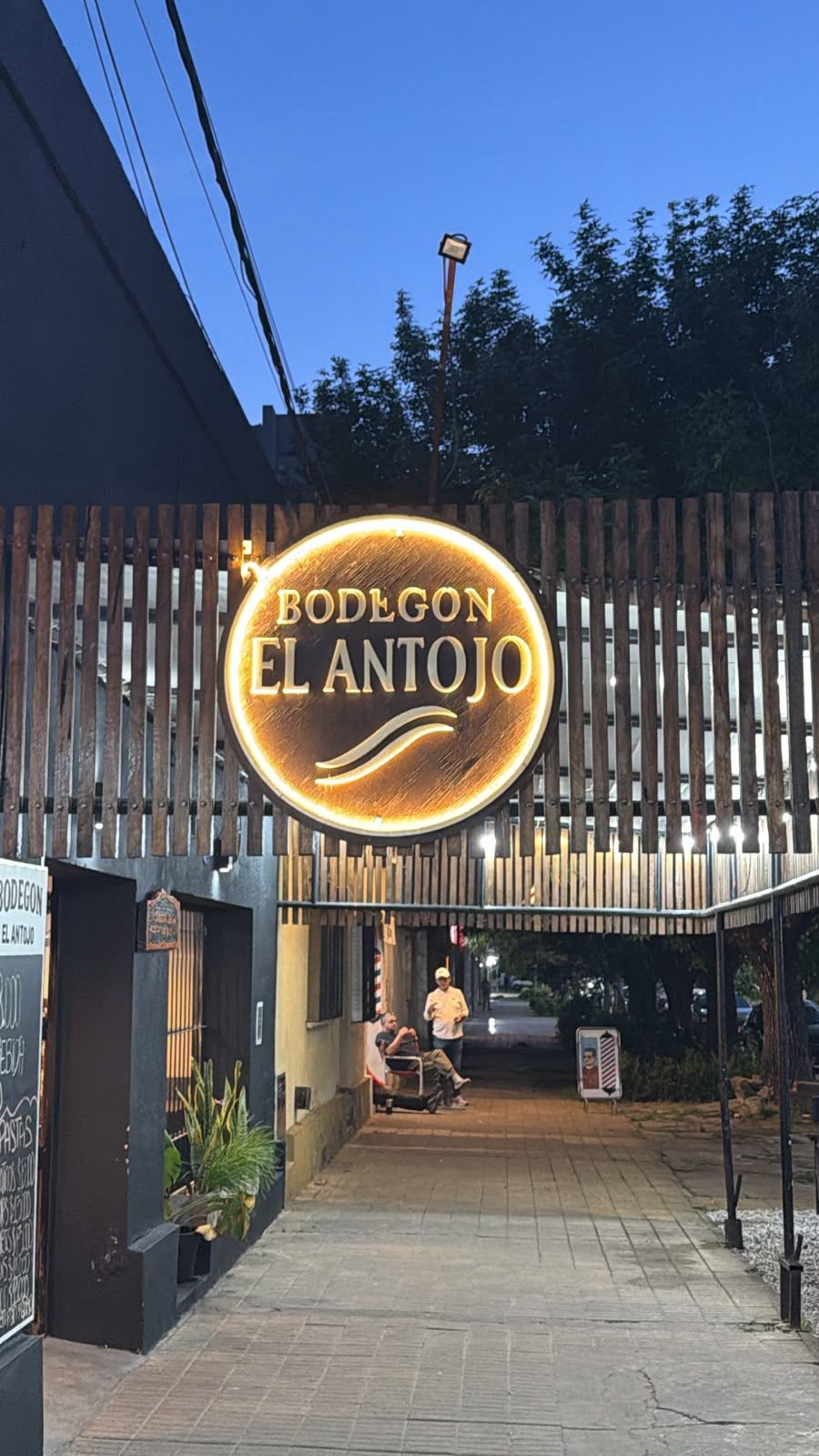 Cartel iluminado del Bodegón El Antojo
