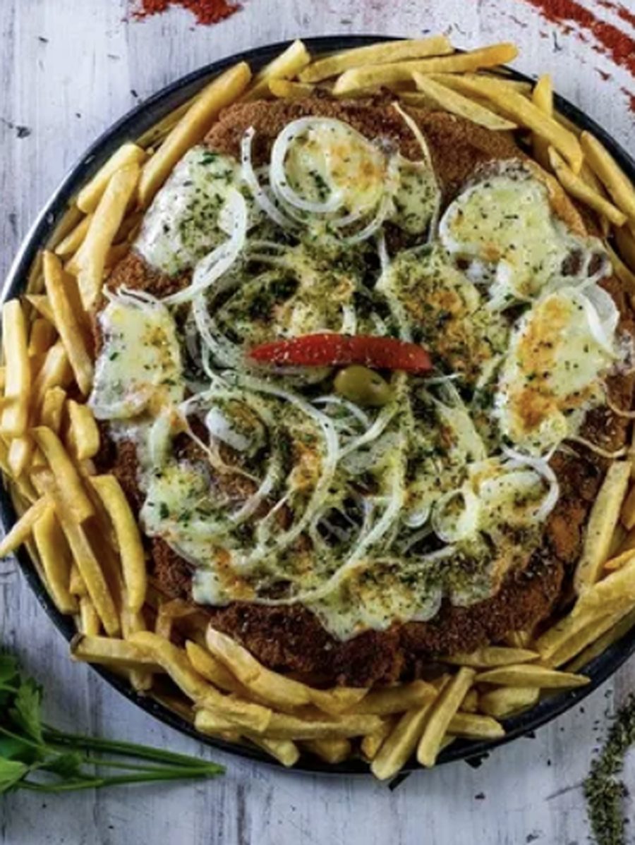 Milanesa a la fugazzeta con papas fritas