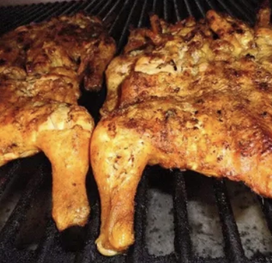 Pollo dorado sobre la parrilla